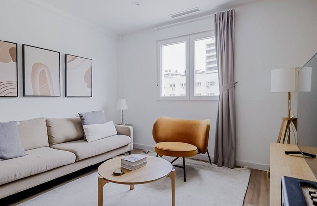 Amazing Madrid Río 3BR, by Blueground