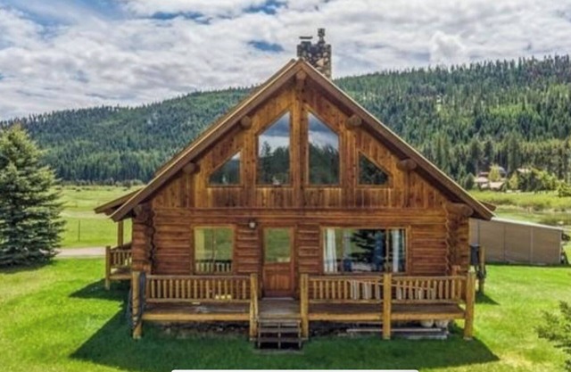 Amazing mountain views, daily wildlife show and a cozy log house for serenity.