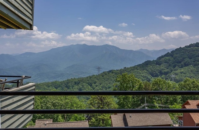 Amazing Mt. LeConte Views/Indoor Pool & Hot Tub
