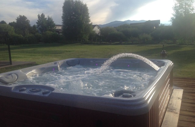 AMAZING Mtn Views, Private Hot Tub, Fireplace, next to River Trail !