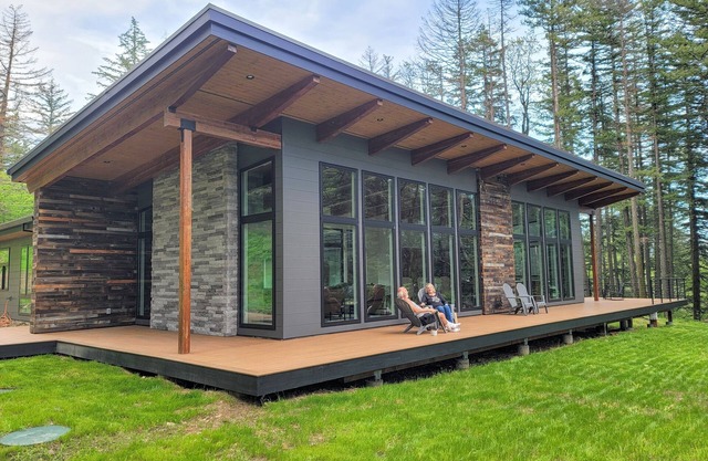 Amazing New 5 Bed Home next to the Columbia River. Sleeps 10 adults & 6 Kids
