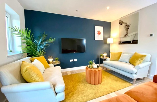 Amazing NEW Large 2 bedroom House - 5 Minutes to the nearest Beach! - Great Location - Garden - Parking - Fast WiFi - Smart TV - Newly decorated - sleeps up to 5! Close to Poole & Bournemouth & Sandbanks