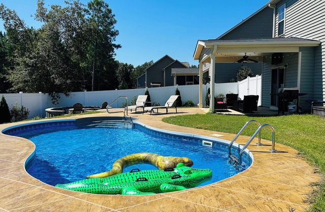 🤩Amazing Pool🏖️-Fire Pit🔥 - Cozy Backyard 🫶- 20 min to Fort Bragg!