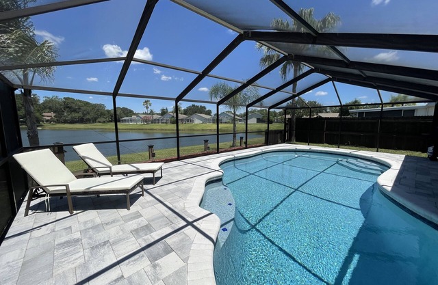 Amazing Pool Oasis*15 min Downtown Tampa*Lake view