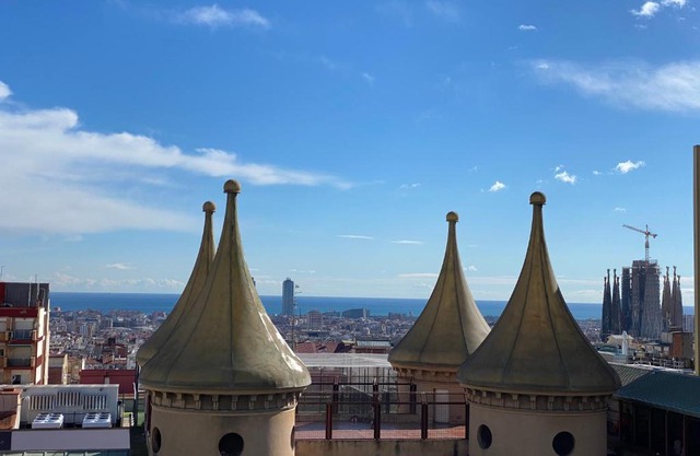 Amazing sea and Sagrada Familia views homey apartment