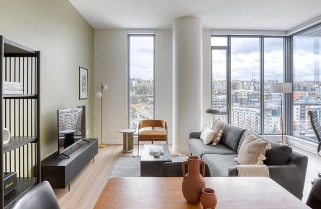 Amazing South Lake Union 2BR w/Gym & Roof, nr restaurants, by Blueground