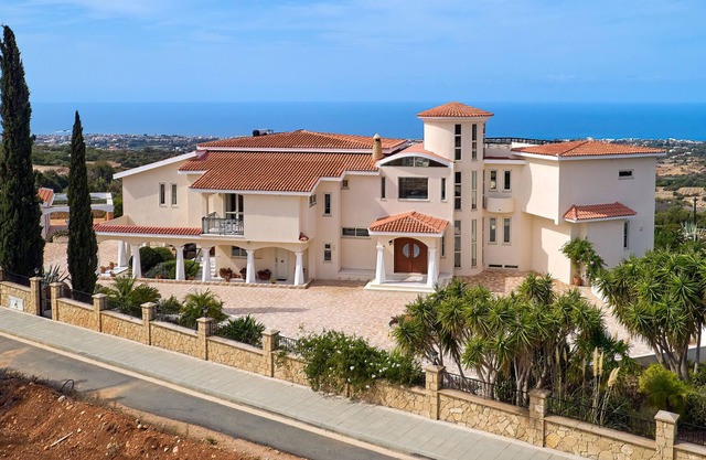Amazing spacious villa (6 Bed/Sleeps16), mature gardens, 3 patios, stunning view