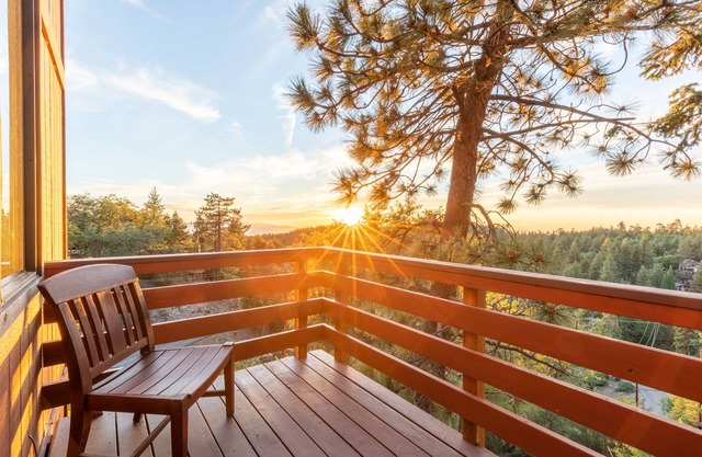 Amazing sunset views over Green Valley Lake, BBQ, Firepit, Hikes!
