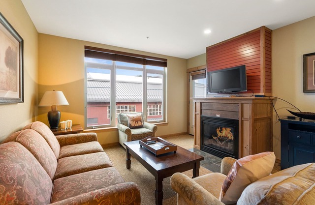 Amazing Unit! Sleeps 5. Swim or Ski out your front door. On site at Silver Mt.