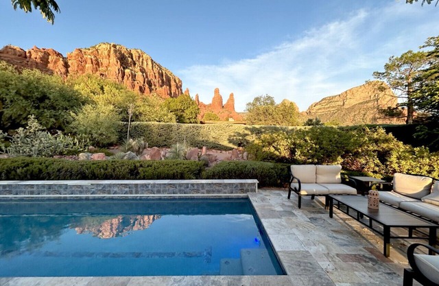 Amazing views/heated pool/hot tub/EV charger