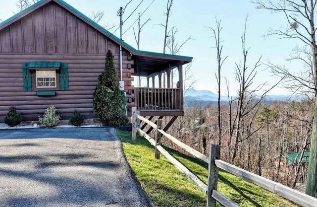 Amazing Views! Hot Tub,Pool Table,Fireplace,Relax!