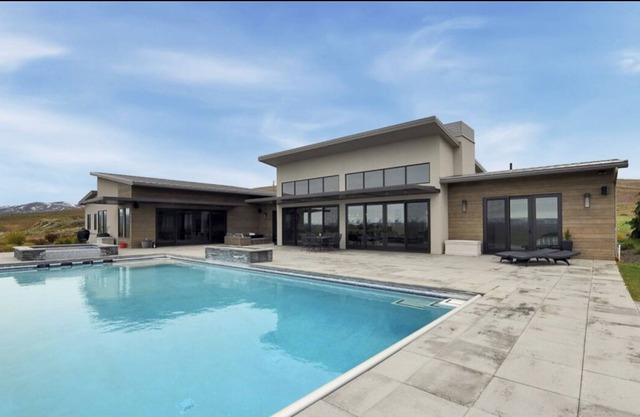 Amazing Views, massive Heated Pool, Hot Tub, Ultra Private, NO STAIRS, Rambler