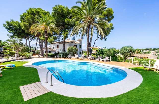 Amazing Villa with Views, Large pool area and 2 BBQ dining stations.