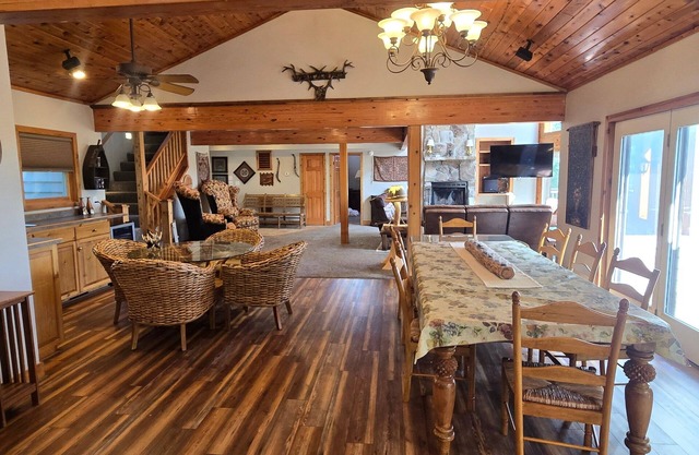 American Dream- 5 bedroom dog-friendly with hot tub, pool table and more!