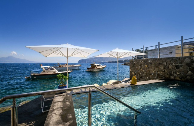 AMORE RENTALS - Villa del Maggiore with Direct Access to the Sea, Sea View, Garden and Private Swimming Pool
