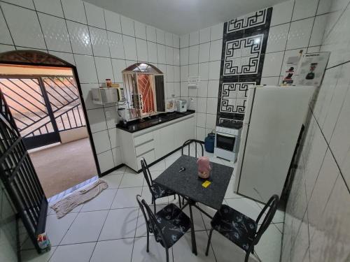 Ampla casa com 4 quartos, churrasqueira e garagem