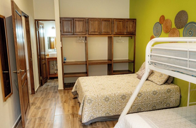 Amplia Habitación Familiar - Alto Boquete- Baño Privado- Cocina- Wifi- A/a- 5 pp