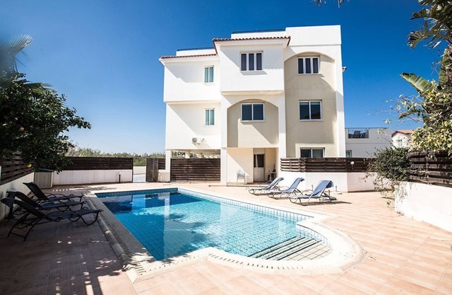 An apartment that sleeps 5 guests in 2 bedrooms