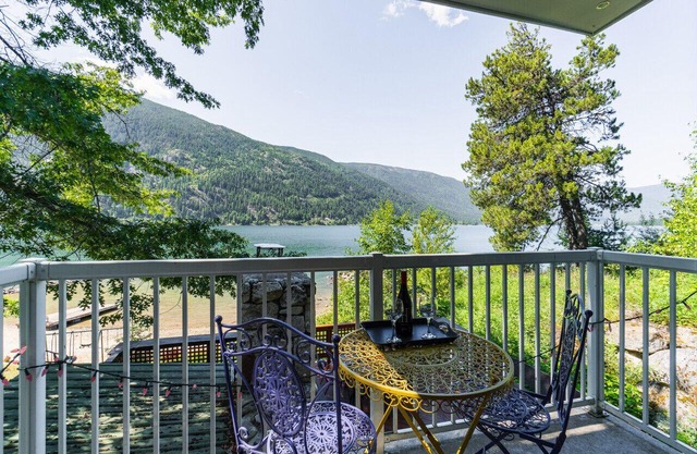 An elegant retreat overlooking beautiful Kootenay Lake, Hot Tub, 4 Queen Beds