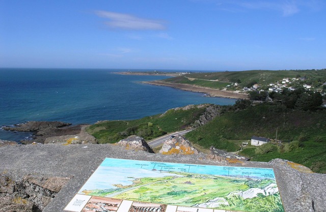 An exceptional panoramic view of the sea and the Cotentin coast.