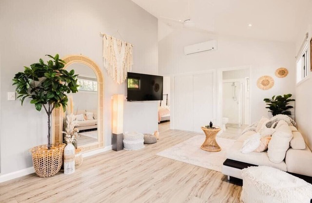 An Idyllic Boho Style Retreat,High-end kitchenware