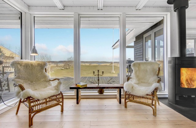 An idyllic setting with cozy furnishings and barrier-free views of the fjord.