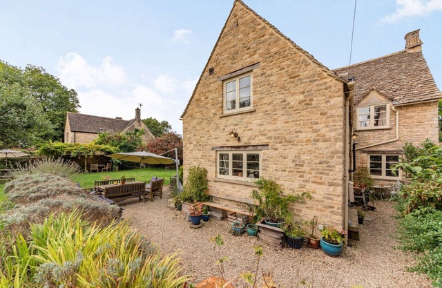 An impressive five bedroom country home in the heart of the Cotswolds - Barnsley Cottage