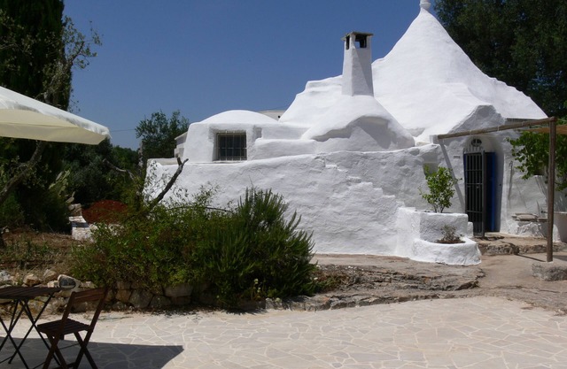 An oasis of peace in the hills of the Itria Valley, PUGLIA 15 km from the Adriatic