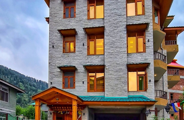 An upscale Homestay in midst of mountains & apple orchards