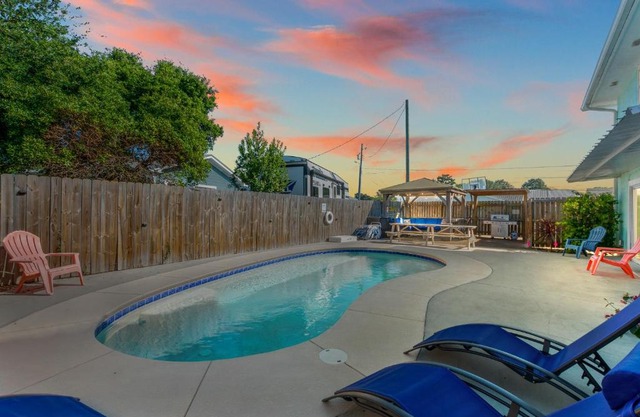 Anchors Away - Private Pool, Seasonal Hot Tub, Game Room, Walk to Beach, Pets OK
