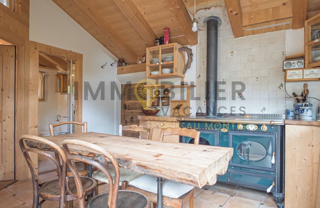 Ancien raccard authentique transformé pour 4 personnes. Chaleureux et plein de charme. Au calme, en