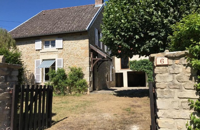 Ancienne ferme Bourguignonne en bord de rivière, grand terrain arboré, et clos