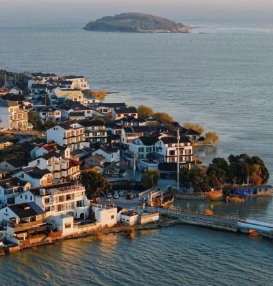 And stop at Taihu Lake Scenic Area