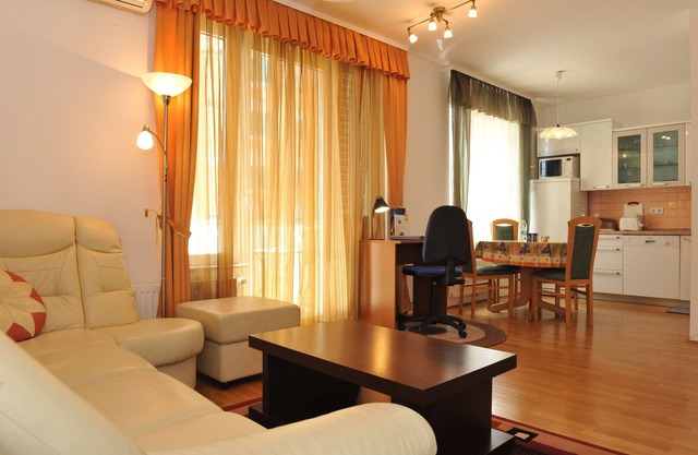Anita Tour As/Central 1BR App, free garage, AC, Wi-Fi, 7min walk from old town