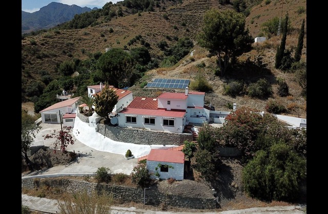 Anju, oasis of silence, mountains and sea. Enjoy the jacuzzi.