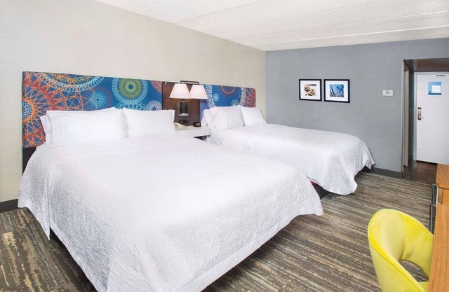 Annapolis Adventure: 2 Cozy Units, Outdoor Pool + Easy Access to Historic Sites!