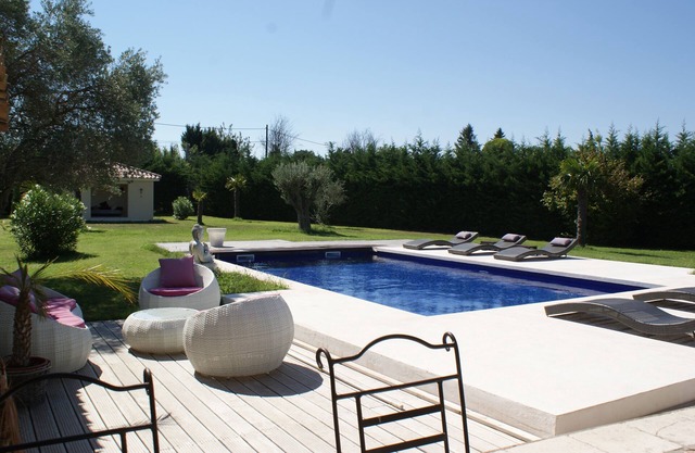 Annex Provencal farmhouse with heated pool