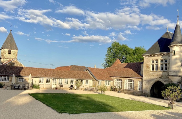 Annex to a 12th /18th c. castle, recently restored, swimming pool, parc