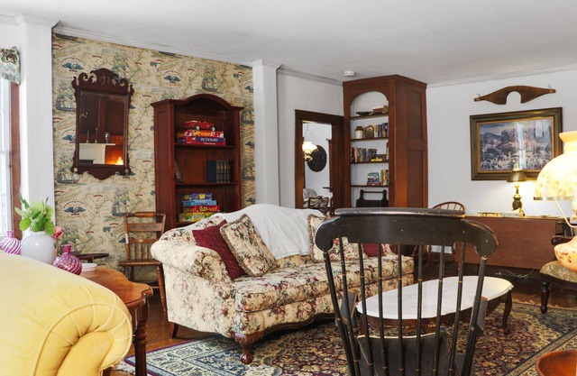 Antique Farmhouse Getaway - Spacious yard, Casinos