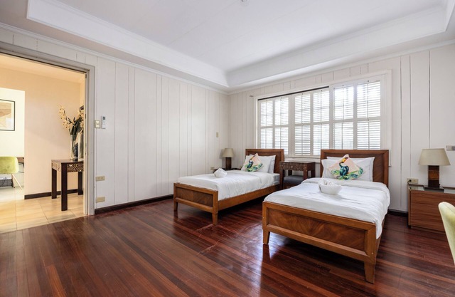 Anza Mactan Beach House 5 bedroom Villa w/Private Pool & Beachfront