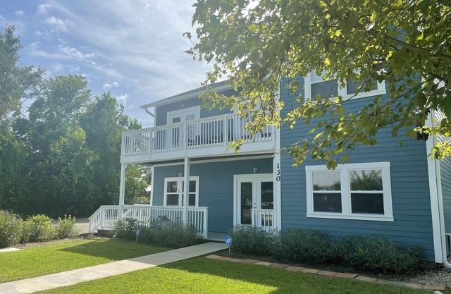 Apalach Escape- Walking Distance to Everything