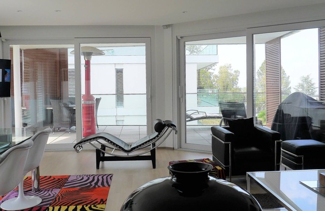 Apart. nine high standing lake view (3 ch)