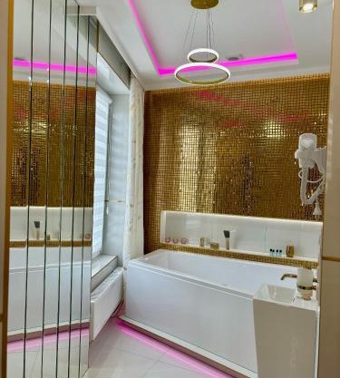 Apartament "Gold Luxury Dubai" Centrum z dużą wanną dla Dwojga