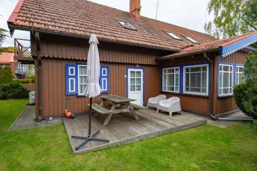 Apartamentas 'Jūratė' 6-8 asmenims su sauna, privačiu kiemeliu prie jachtklubo.