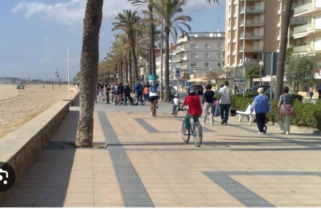 apartamento cerca playa ,estación tren y garaje gratis en finca