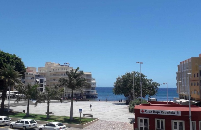 Apartamento El Médano Vista al Mar with Sea View, Wi-Fi & Balcony