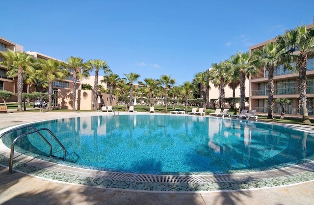Apartamento Salgados Sol e Sal with Pool, Wi-Fi, A/C & Garden