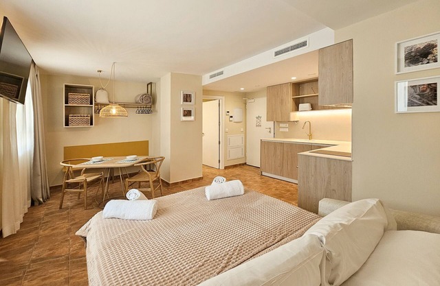 APARTAMENTOS LAS CIENCIAS T. Wifi + Parking + Aire Acondicionado