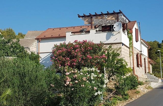 Apartman se nalazi u mirnom okruženju na jugoistočnoj strani otoka Visa.