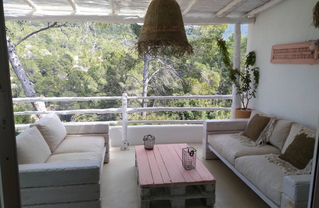 Apartment 250 mtrs from the beach, free WIFI and terrace with views.